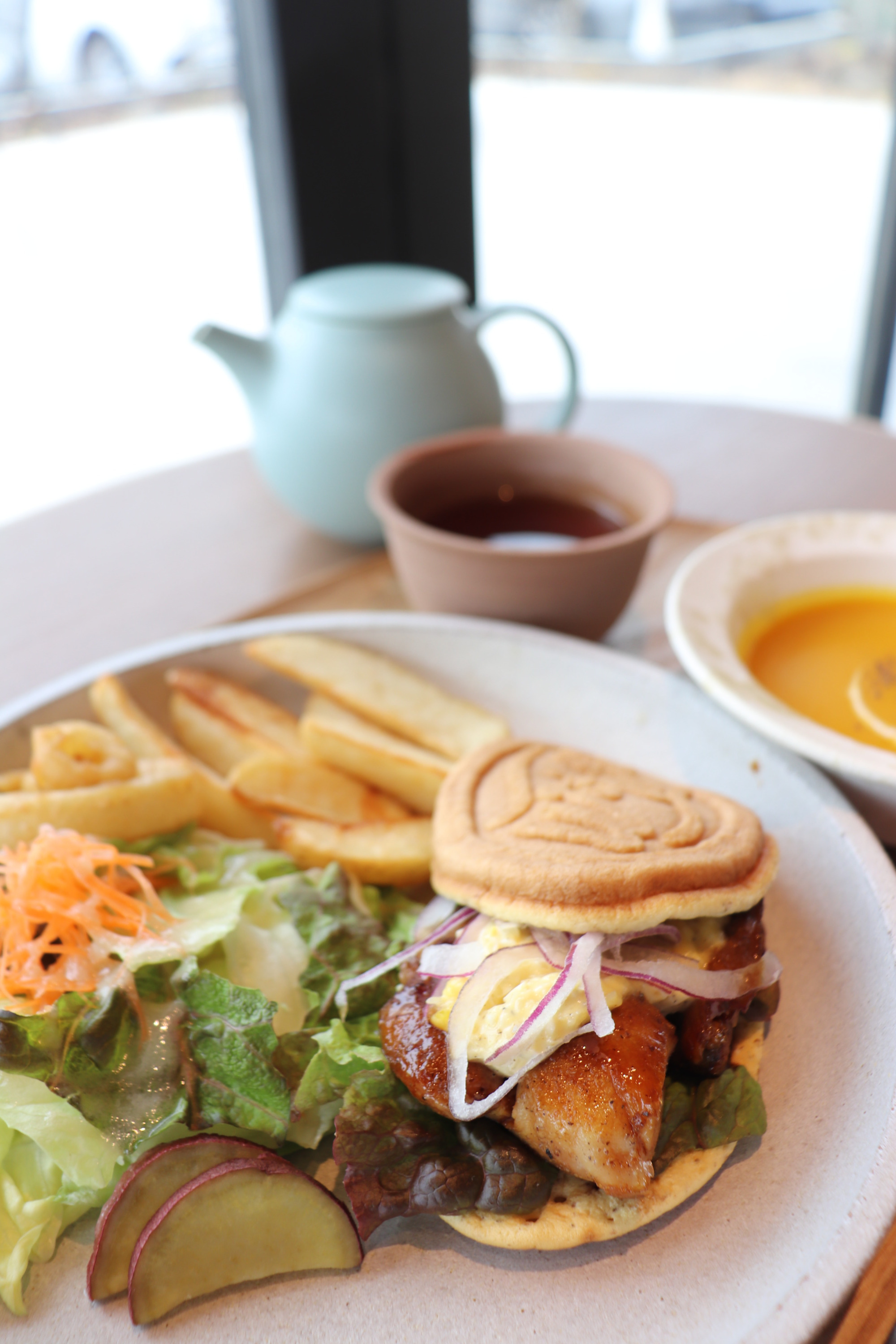 岡山の定番手土産「白十字」のワッフル。新カフェでは新感覚のランチも登場!